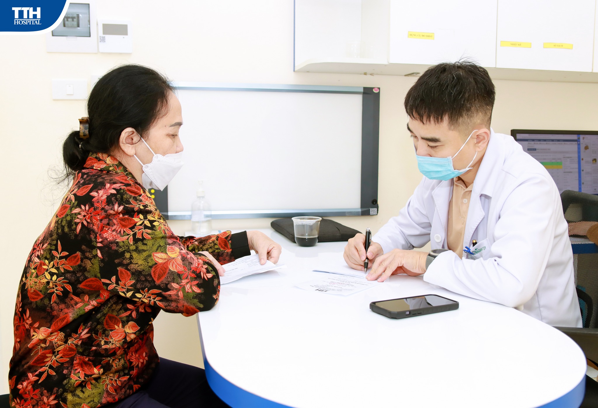 TỔ CHỨC THÀNH CÔNG CHƯƠNG TRÌNH “KHÁM CÁC BỆNH LÝ TUYẾN GIÁP, LỒNG NGỰC - MẠCH MÁU; TIÊU HÓA - GAN MẬT TỤY, TRĨ, THOÁT VỊ BẸN CÙNG CÁC CHUYÊN GIA TUYẾN TRUNG ƯƠNG”