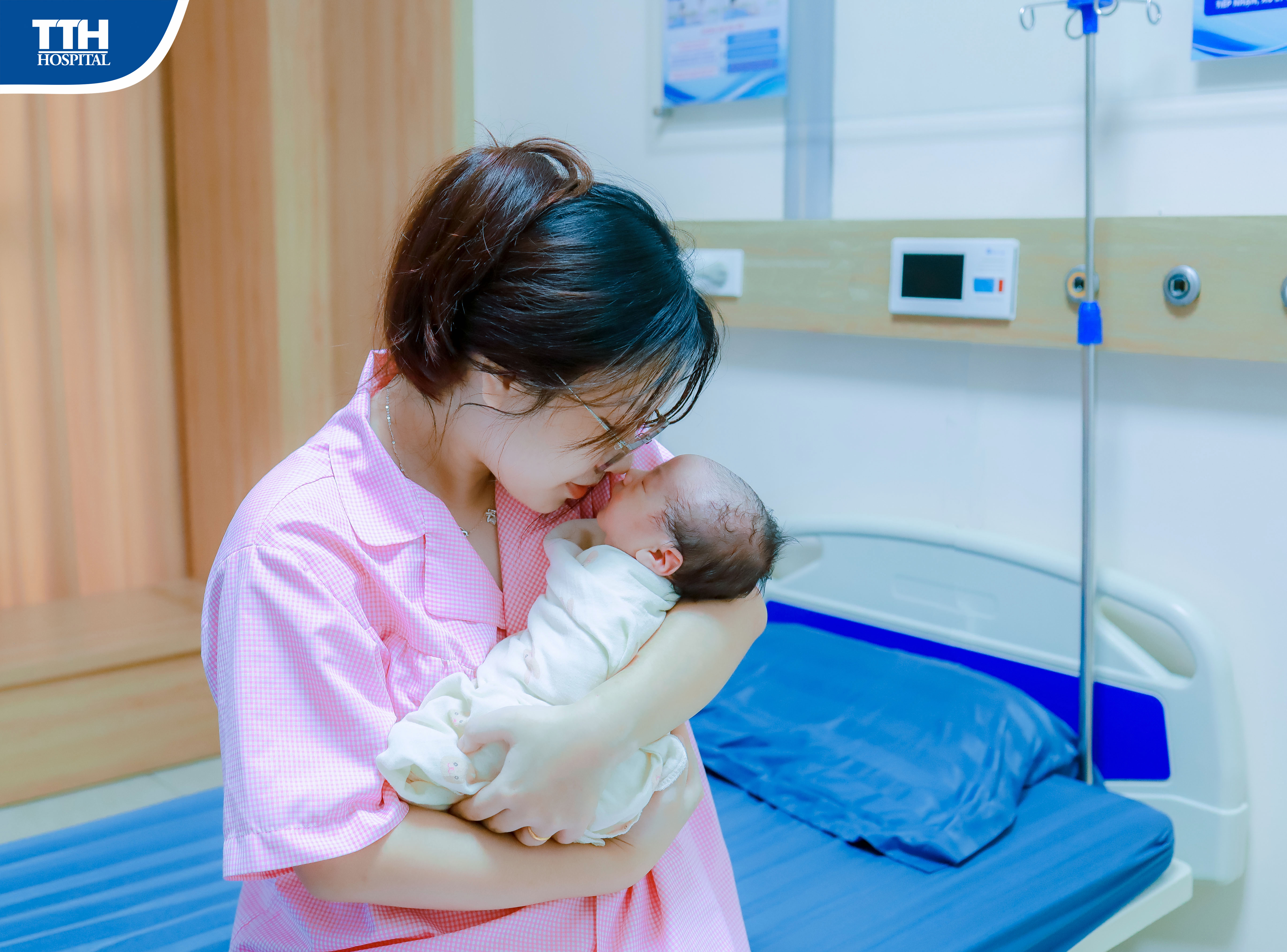 KHOẢNH KHẮC VƯỢT CẠN - MẸ KHÔNG MỘT MÌNH